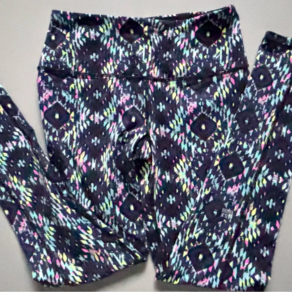 VICTORIA’S SECRET VSX Bold Neon Aztec Geometrical Print Sporty Knockout Leggings - Picture 8 of 8
